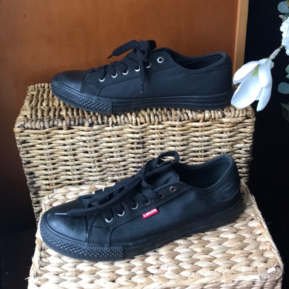 EUC Levi’s Black sneakers size 7 Y
